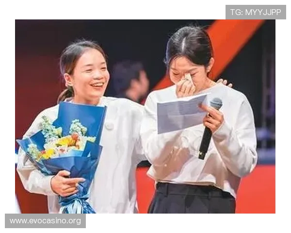 退役老将场边暖心举动感动全场球迷引发社交平台热烈点赞 退役老将场边暖心举动感动全场球迷引发社交平台热烈点赞